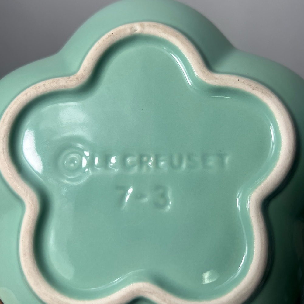 Le Creuset Stoneware Flower Petal Scalloped Trinket Dish Plate Tray - Picture 11 of 11